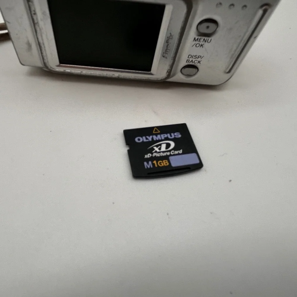 Fujifilm FinePix A400 Silver 4.1MP Digital Camera - AS IS Focus Error + 1GB xD